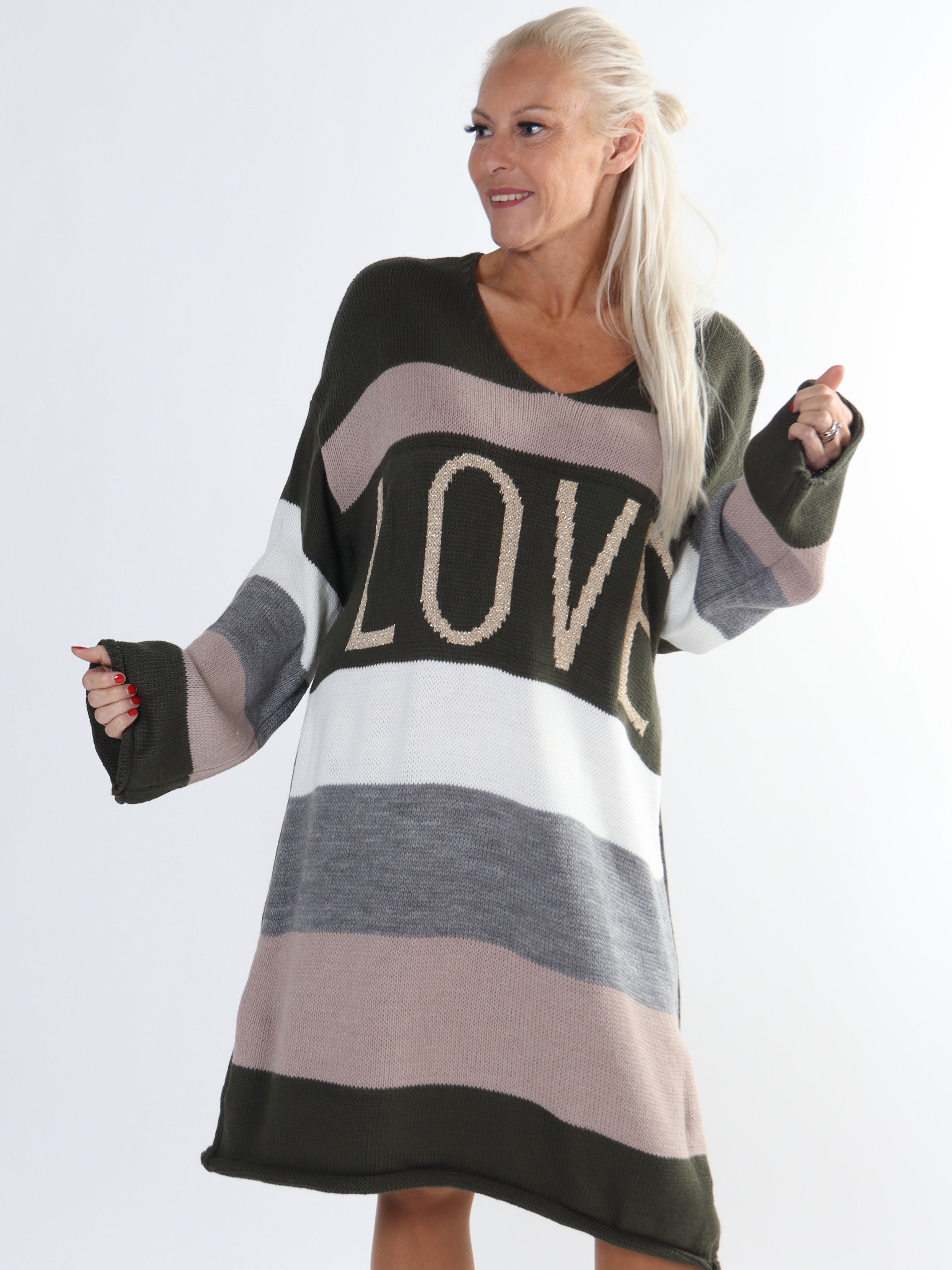 Love - Plus size strikkjole med brede striber og skrift